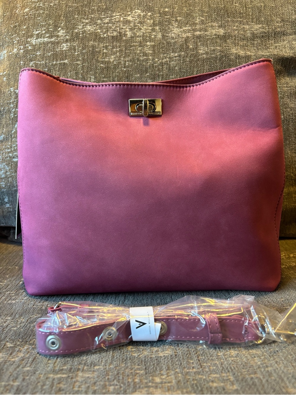 Elegant Pink Shoulder Bag with Turn-Lock Detail